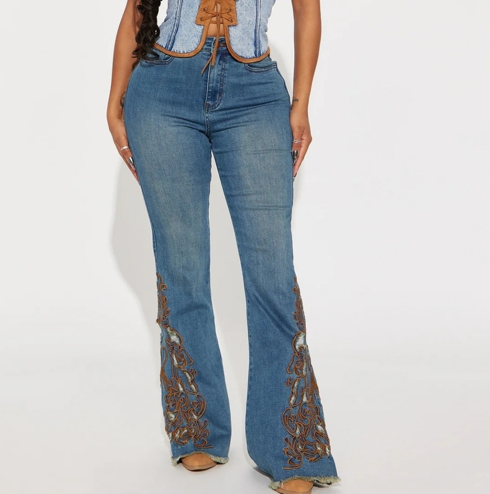 Medium blue‎ Wash Flare Jeans with Embroidered Detail for woman size 7